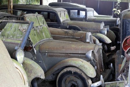 Se encuentra una colección de 100 coches clásicos en una granja de Francia