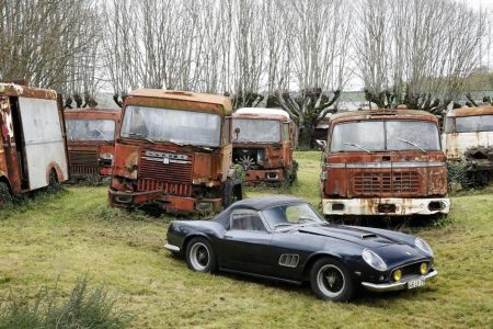 Se encuentra una colección de 100 coches clásicos en una granja de Francia