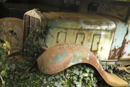 Se encuentra una colección de 100 coches clásicos en una granja de Francia