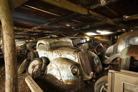 Se encuentra una colección de 100 coches clásicos en una granja de Francia