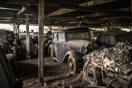 Se encuentra una colección de 100 coches clásicos en una granja de Francia