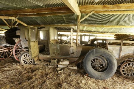 Se encuentra una colección de 100 coches clásicos en una granja de Francia
