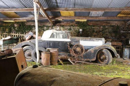 Se encuentra una colección de 100 coches clásicos en una granja de Francia