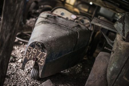 Se encuentra una colección de 100 coches clásicos en una granja de Francia