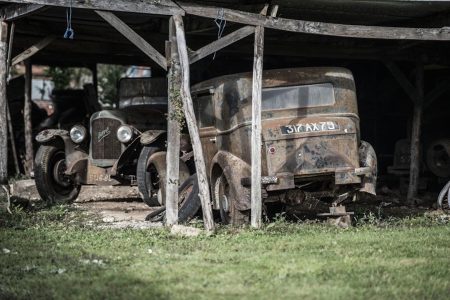 Se encuentra una colección de 100 coches clásicos en una granja de Francia