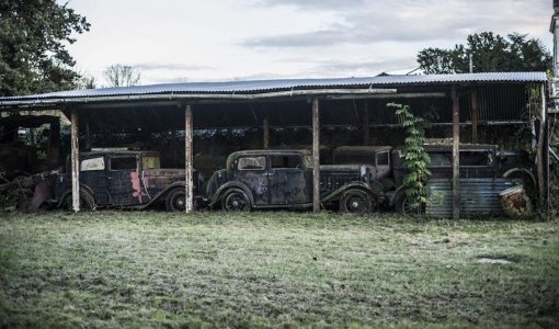 Se encuentra una colección de 100 coches clásicos en una granja de Francia