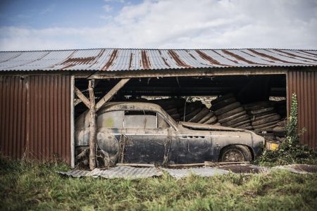 Se encuentra una colección de 100 coches clásicos en una granja de Francia