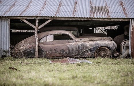 Se encuentra una colección de 100 coches clásicos en una granja de Francia