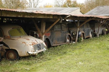 Se encuentra una colección de 100 coches clásicos en una granja de Francia