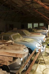 Se encuentra una colección de 100 coches clásicos en una granja de Francia