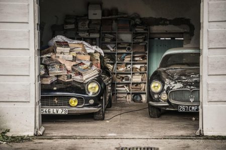 Se encuentra una colección de 100 coches clásicos en una granja de Francia