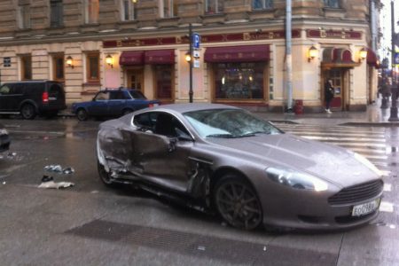 Un joven de 15 años destroza su Aston Martin en Rusia