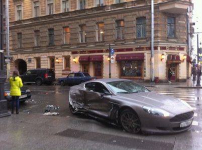 Un joven de 15 años destroza su Aston Martin en Rusia