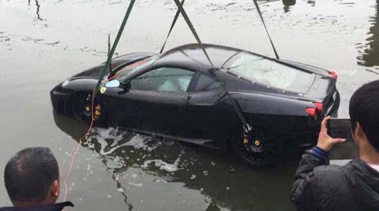 Meten un Ferrari F430 en un río chino