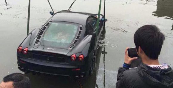 Meten un Ferrari F430 en un río chino