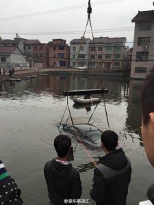 Meten un Ferrari F430 en un río chino