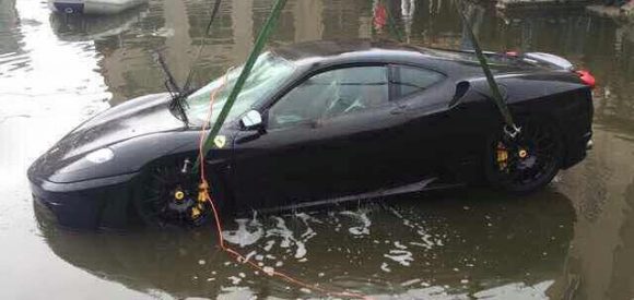 Meten un Ferrari F430 en un río chino