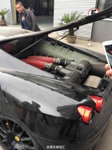 Meten un Ferrari F430 en un río chino