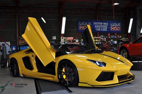 Un Lamborghini Aventador bajo el rodillo japonés de Bond Style