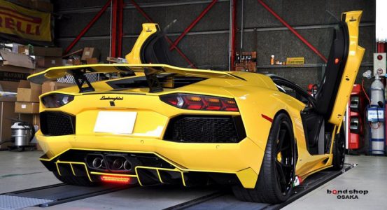 Un Lamborghini Aventador bajo el rodillo japonés de Bond Style