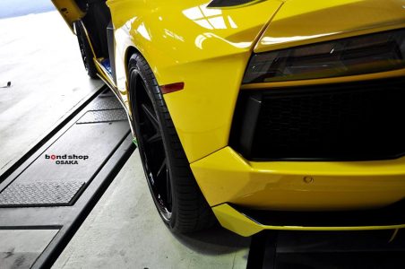 Un Lamborghini Aventador bajo el rodillo japonés de Bond Style