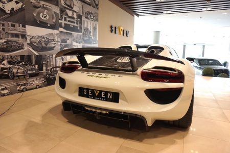 A la venta un impresionante Porsche 918 Spyder de color blanco