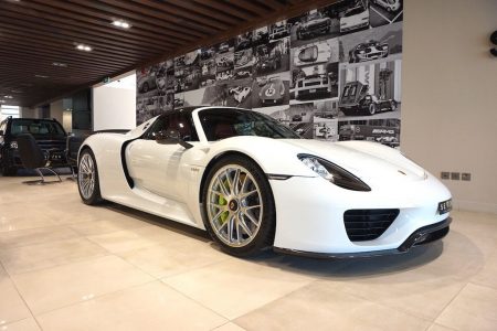 A la venta un impresionante Porsche 918 Spyder de color blanco