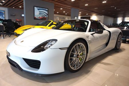 A la venta un impresionante Porsche 918 Spyder de color blanco