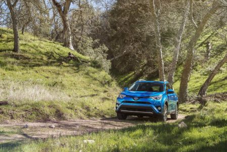 Toyota RAV4 Hybrid: Llega la variante híbrida y una renovación estética