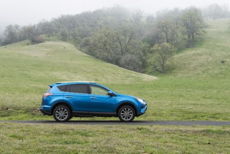 Toyota RAV4 Hybrid: Llega la variante híbrida y una renovación estética