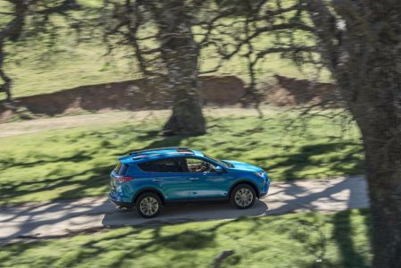 Toyota RAV4 Hybrid: Llega la variante híbrida y una renovación estética