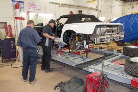 Comienza la restauración del Corvette 1 millón que se tragó la tierra en el museo