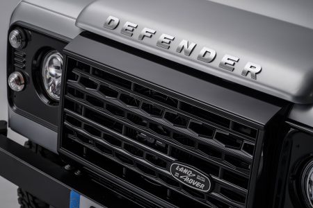 Land Rover Defender 2.000.000: Construido a mano por un grupo de famosos