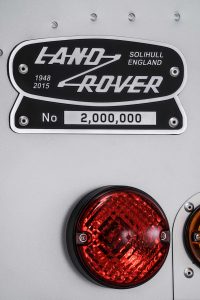 Land Rover Defender 2.000.000: Construido a mano por un grupo de famosos