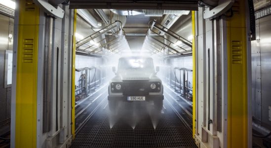 Land Rover Defender 2.000.000: Construido a mano por un grupo de famosos