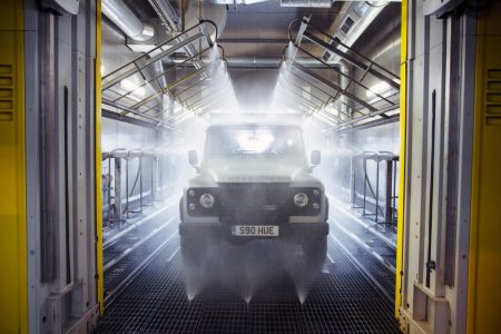 Land Rover Defender 2.000.000: Construido a mano por un grupo de famosos