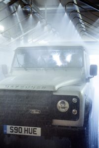 Land Rover Defender 2.000.000: Construido a mano por un grupo de famosos