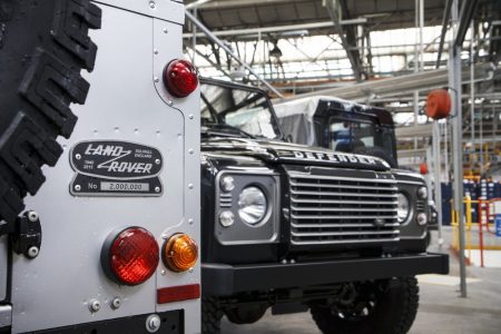 Land Rover Defender 2.000.000: Construido a mano por un grupo de famosos