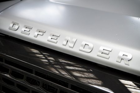 Land Rover Defender 2.000.000: Construido a mano por un grupo de famosos