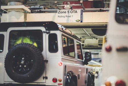 Land Rover Defender 2.000.000: Construido a mano por un grupo de famosos