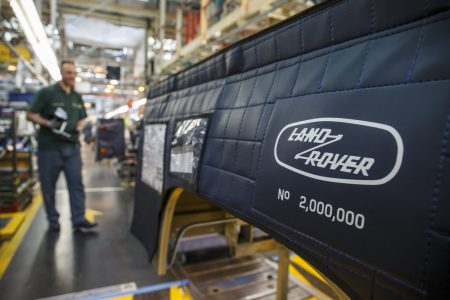 Land Rover Defender 2.000.000: Construido a mano por un grupo de famosos