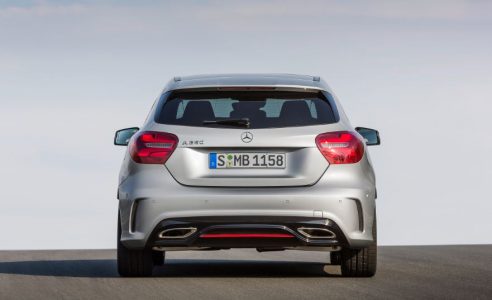 Mercedes introduce el Clase A 2016: El compacto premium actualiza su estética