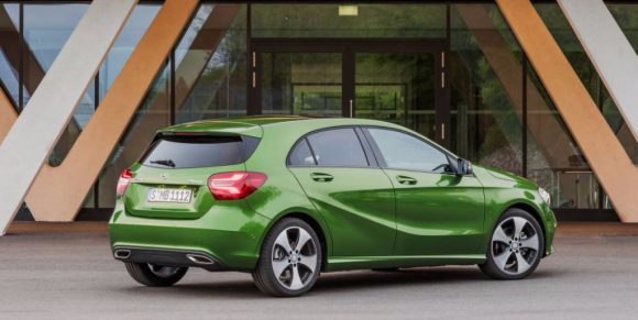 Mercedes introduce el Clase A 2016: El compacto premium actualiza su estética