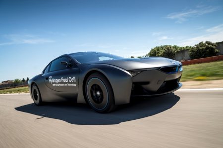 BMW i8 Hydrogen Fuel Cell Concept: El i8 se alimenta con hidrógeno y recibe un traje de Mad Max