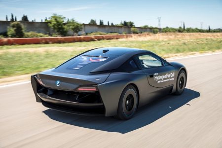 BMW i8 Hydrogen Fuel Cell Concept: El i8 se alimenta con hidrógeno y recibe un traje de Mad Max