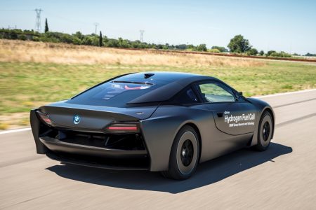 BMW i8 Hydrogen Fuel Cell Concept: El i8 se alimenta con hidrógeno y recibe un traje de Mad Max