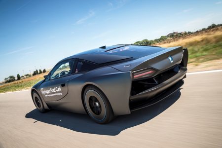 BMW i8 Hydrogen Fuel Cell Concept: El i8 se alimenta con hidrógeno y recibe un traje de Mad Max