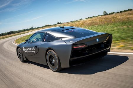 BMW i8 Hydrogen Fuel Cell Concept: El i8 se alimenta con hidrógeno y recibe un traje de Mad Max