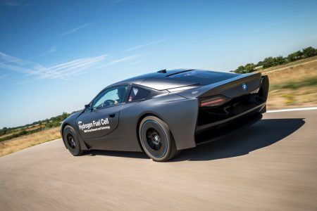 BMW i8 Hydrogen Fuel Cell Concept: El i8 se alimenta con hidrógeno y recibe un traje de Mad Max