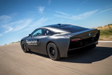 BMW i8 Hydrogen Fuel Cell Concept: El i8 se alimenta con hidrógeno y recibe un traje de Mad Max